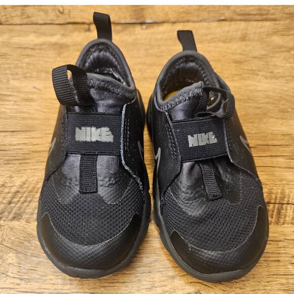 Nike Flex Runner Triple Black slip on running sneaker size 7 childs - Picture 6 of 9